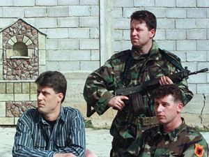 Хашим Тачи (слева) - предводитель «армии освобождения Косово», известной своими жестокими методами ведения войны с сербами.